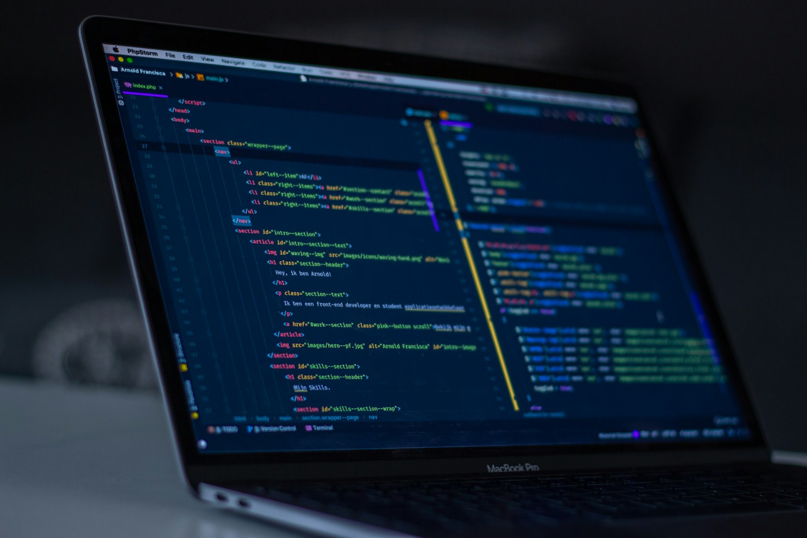 Individuelle Softwareentwicklung bei Forge12 — Quellcode auf dem Bildschirm