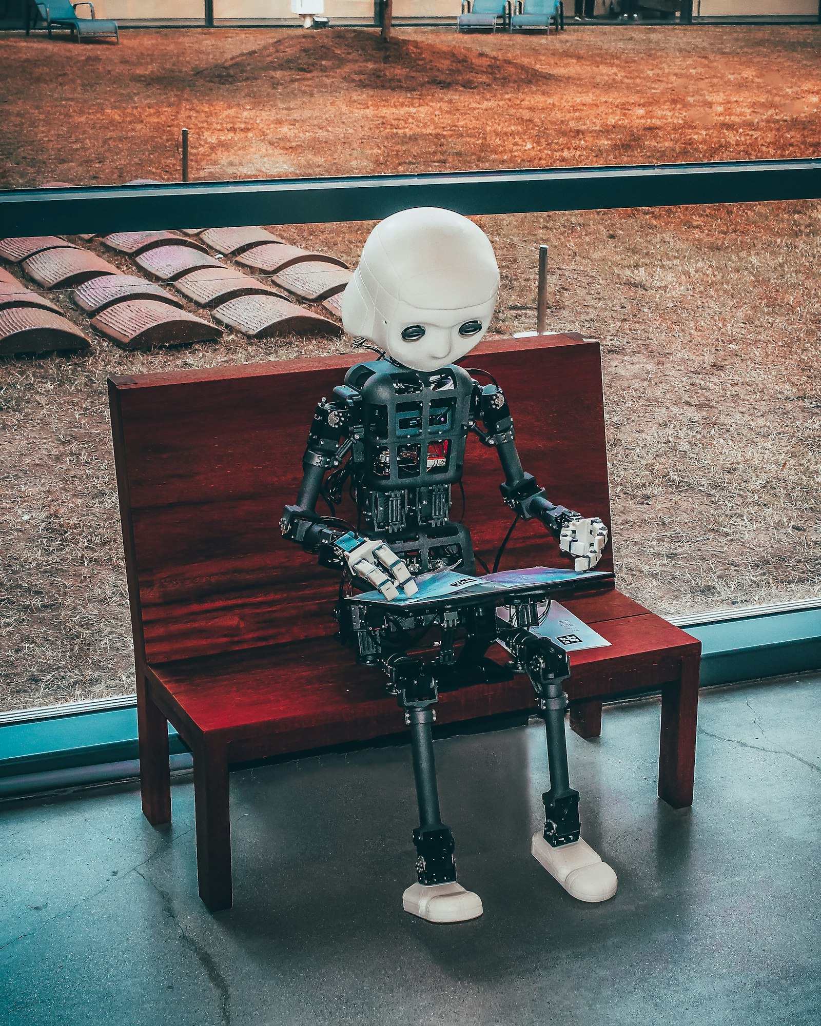 KI- und Automations-Entwicklung bei Forge12 — neuronale Netze visualisiert